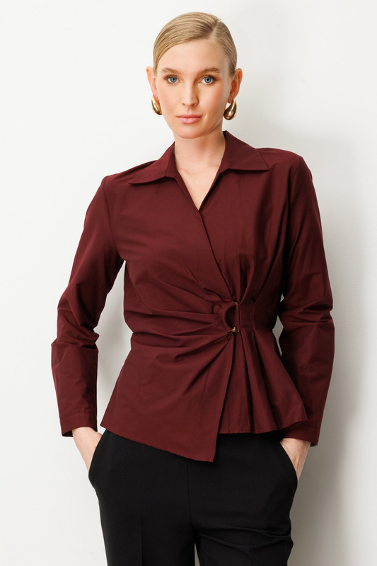 بلوزة بياقة ملفوفة وإبزيم أمامي، من إيكول