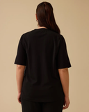 بلوزة بمقاسات كبيرة مزينة بتطريز بالخرز، من تصميم جالا-شي