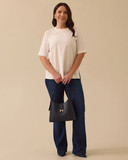 بلوزة بمقاسات كبيرة مزينة بتطريز بالخرز، من تصميم جالا-شي