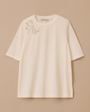 بلوزة بمقاسات كبيرة مزينة بتطريز بالخرز، من تصميم جالا-شي