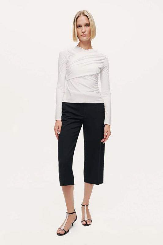 بلوزة بتفاصيل ثنيات ليلية