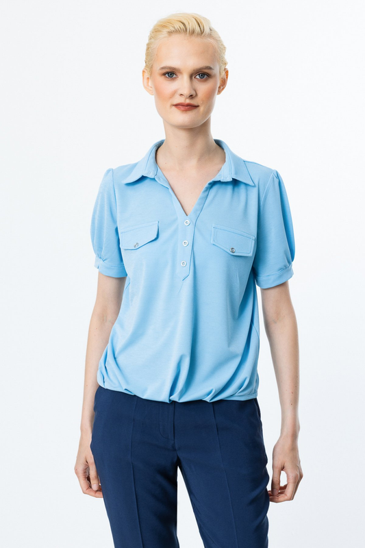 بلوزة بأزرار زخرفية