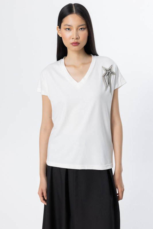 بلوزة بياقة على شكل حرف V مزينة بعشرة نجوم وسلسلة