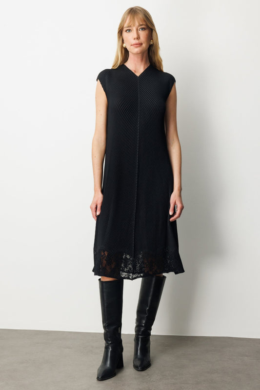 تنورة إيكول بتفاصيل دانتيل وفستان من قماش الأكورديون