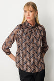 Ekol Göğsü Pencere Detaylı Desenli Bluz