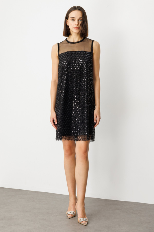 فستان إيكول ميدي بدون حمالات مزين بالترتر - تصميم بسيط وأنيق