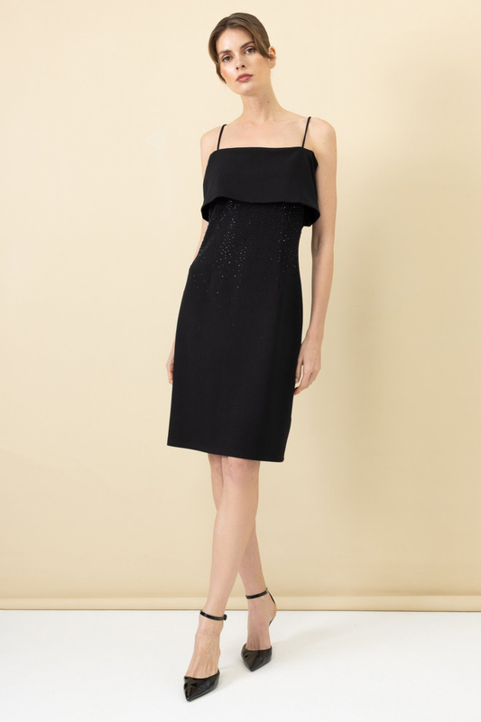 فستان إيكول ميدي بدون حمالات بتصميم بسيط - بتفاصيل من الأحجار