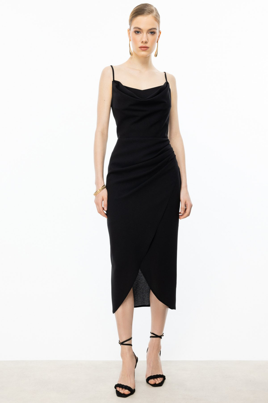 فستان سهرة إيكول بحمالات وفتحة رقبة على شكل حرف V