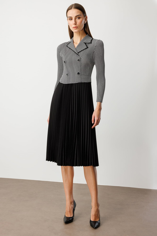 فستان ماكسي بنقشة مربعات من إيكول مع أزرار زخرفية