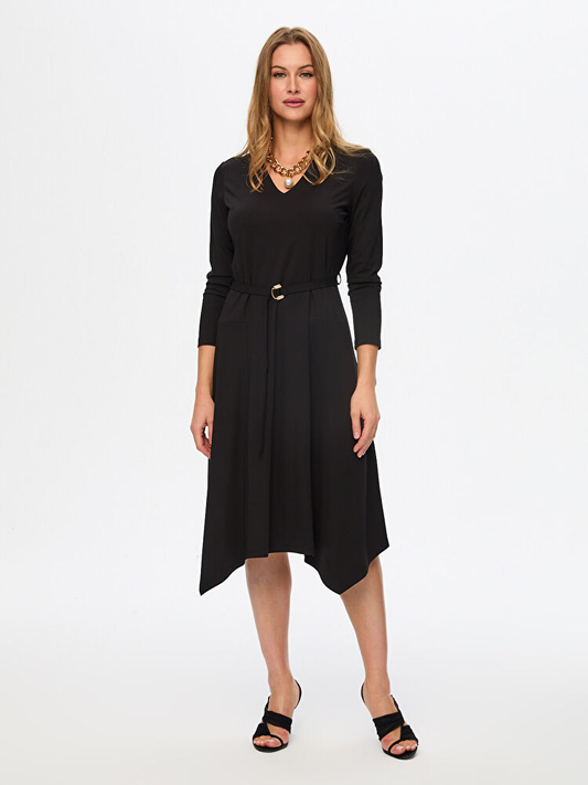 فستان محبوك بأكمام طويلة مزين بحزام من تصميم فائق سونميز