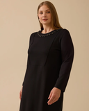 فستان جالا-شي بمقاسات كبيرة مزين بتفاصيل مرصعة بالجواهر عند الياقة