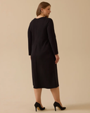 فستان جالا-شي بمقاسات كبيرة مزين بتفاصيل مرصعة بالجواهر عند الياقة