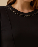 فستان جالا-شي بمقاسات كبيرة مزين بتفاصيل مرصعة بالجواهر عند الياقة