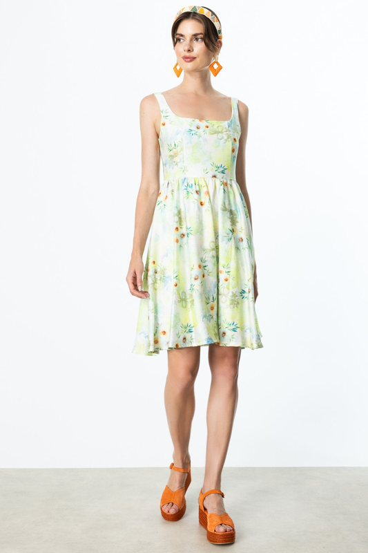 عشرة فساتين منقوشة بياقة مربعة