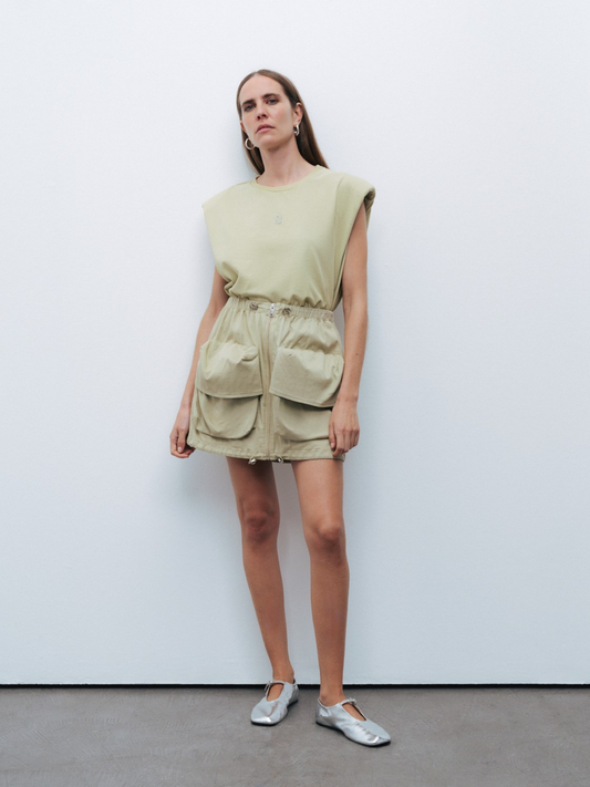 تنورة قصيرة بجيوب جانبية، مناسبة للسهرات الليلية