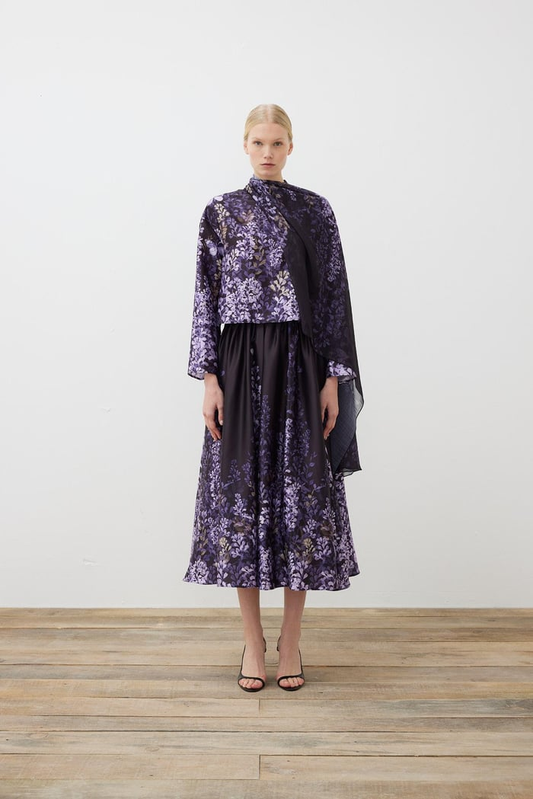 طقم تنورة بتفاصيل شال من قماش التويل بنقشة زهرة الياقوت، متوفر لدى خياطين متخصصين.