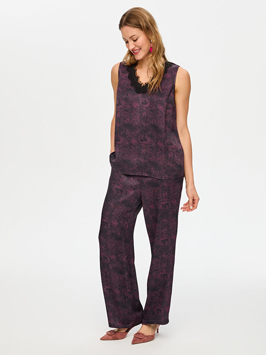 قميص Faik Sönmez بتفاصيل دانتيل ورقبة على شكل حرف V ونمط تجريدي US26ATL013