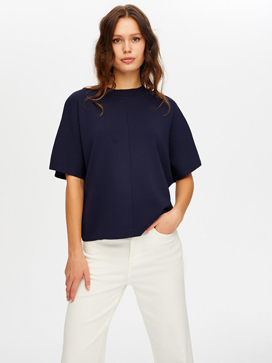 بلوزة محبوكة بأكمام قصيرة وياقة عالية من Faik Sönmez UW26TRB012