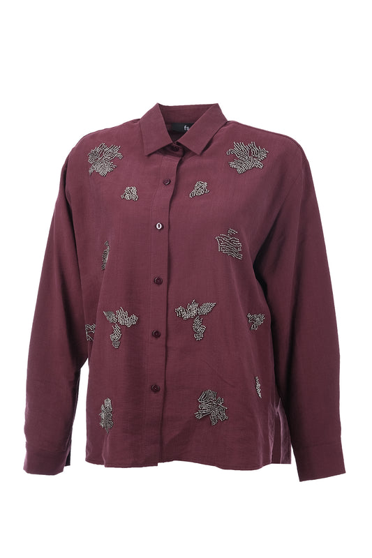 قميص بوبلين بتفاصيل خرزية على الكتف من تصميم فائق سونميز