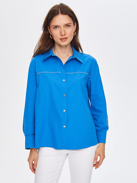 قميص بوبلين بتفاصيل خطوط متداخلة من تصميم فائق سونميز