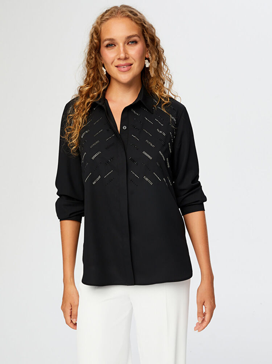 قميص أنيق بأكمام طويلة مزين بتفاصيل حجرية من تصميم فائق سونميز