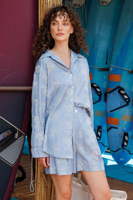 On Çiçek Desenli Delik Detaylı Gömlek