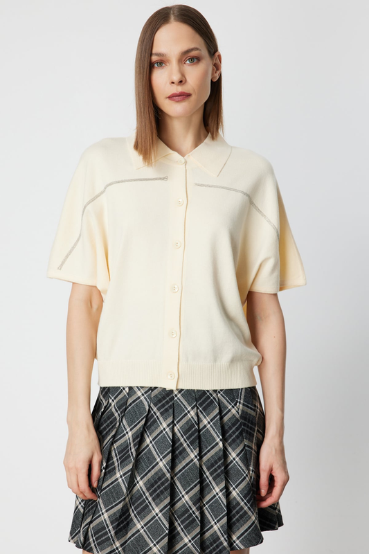 كنزة صوفية محبوكة بأزرار ومطرزة بعشر سلاسل