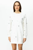 فستان قصير بأكمام طويلة مزين بتفاصيل حجرية بسيطة - أناقة يومية