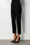 بنطال أسود ضيق بقصة مستقيمة مع جيوب جانبية