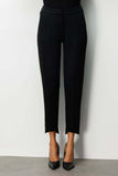 بنطال أسود ضيق بقصة مستقيمة مع جيوب جانبية