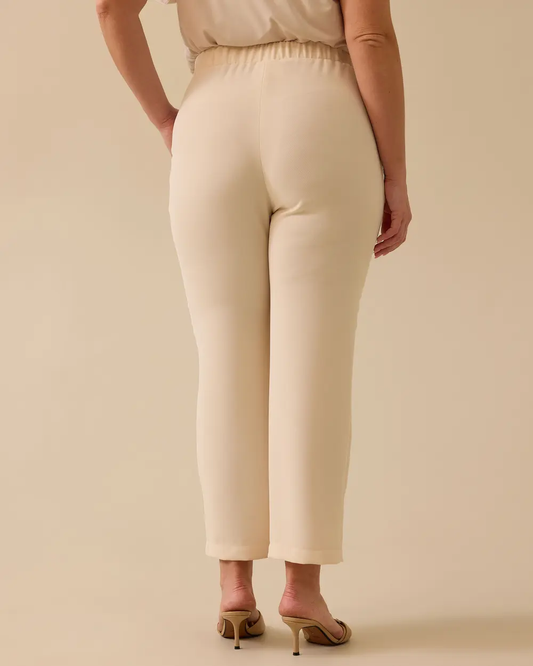 بنطلون نسائي بمقاسات كبيرة بتفاصيل ثنيات وجيوب من Gala-Xi