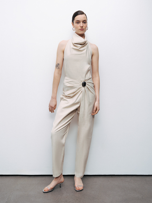 بنطلون بتفاصيل ثنيات غير متماثلة، لون ليلي