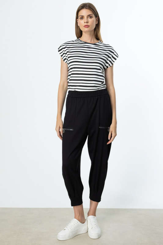 بنطال بتفاصيل سحاب مخيطة عند الحافة