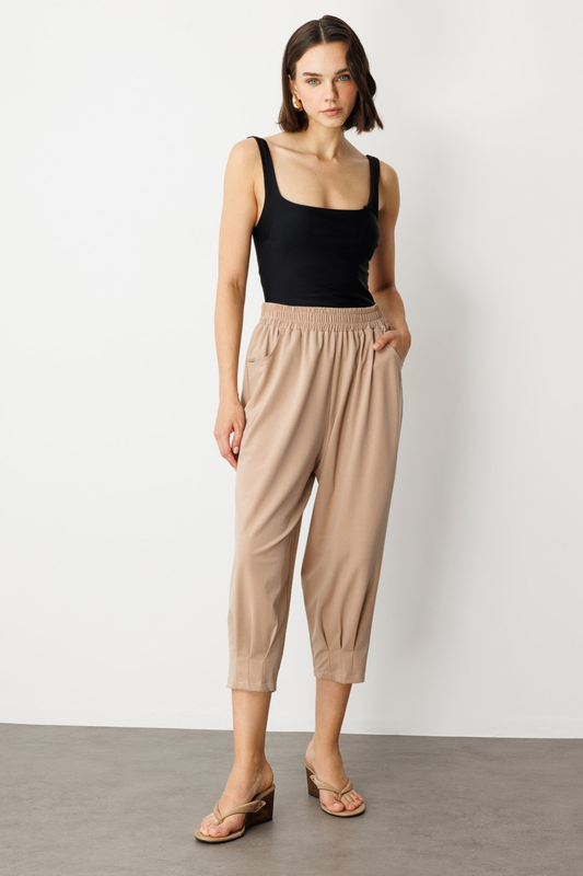 بنطال بخصر مطاطي وكسرات عند الحافة