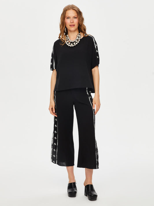 بلوزة موسلين بأكمام قصيرة مزينة بطبعة أشجار النخيل من تصميم فائق سونميز