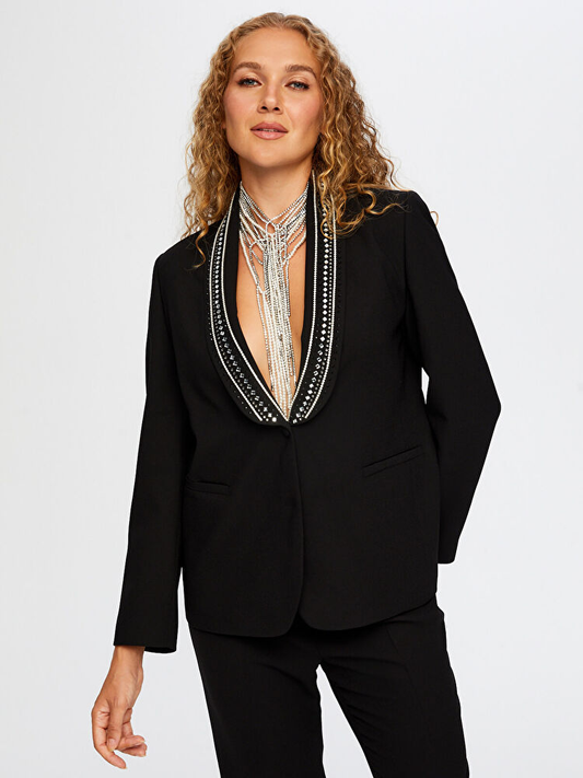 جاكيت سهرة مزين بتفاصيل حجرية من تصميم فائق سونميز