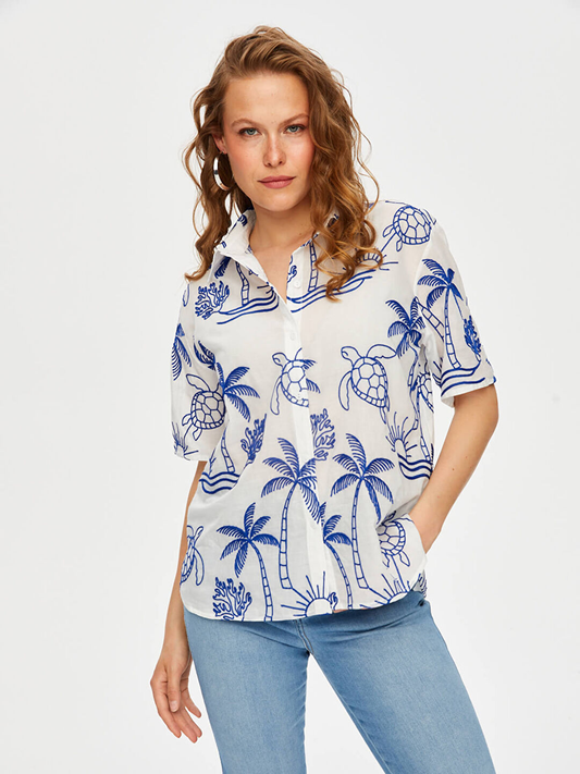 قميص قطني قصير الأكمام مطرز بنقوش استوائية من تصميم فائق سونميز