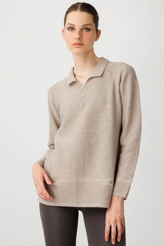 بلوزة نسائية بياقة بولو ونقشة جيوب وهمية