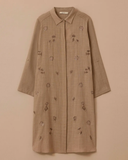 سترة مطرزة بأزرار بمقاسات كبيرة