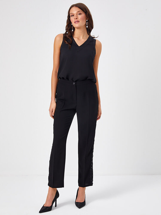 بنطلون ضيق بقصة مستقيمة مزين برباط جانبي وأحجار من تصميم فائق سونميز