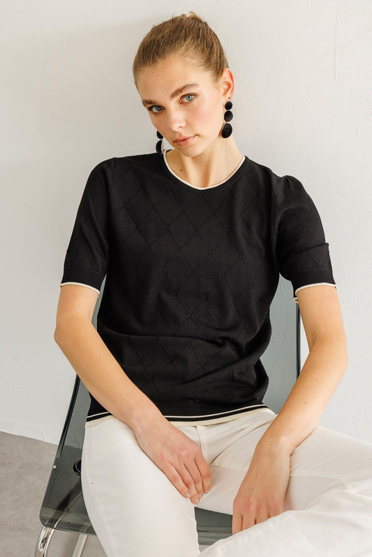 بلوزة صيفية محبوكة بنمط ماسي برقبة دائرية للنساء