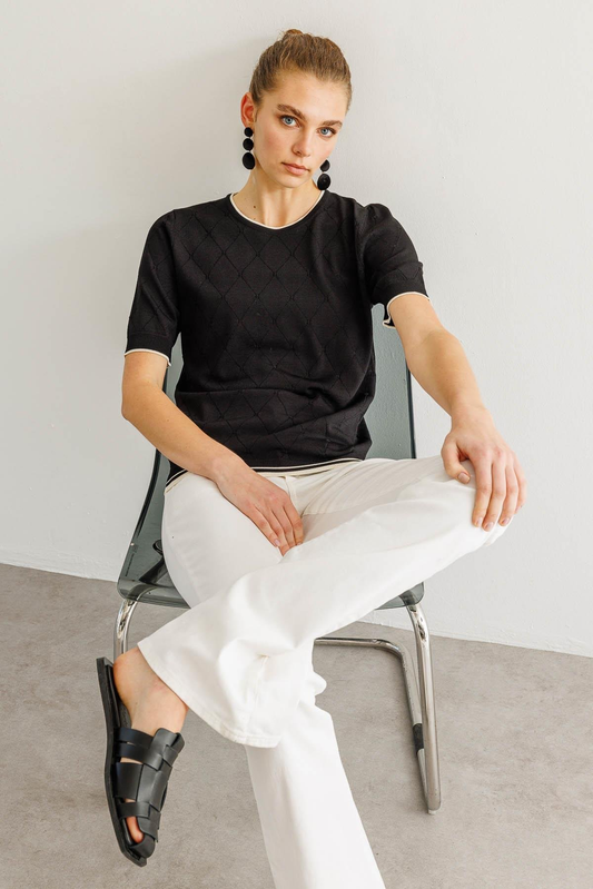 بلوزة صيفية محبوكة بنمط ماسي برقبة دائرية للنساء