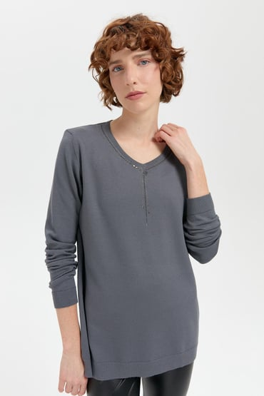 بلوزة نسائية من قماش الليغرا مزينة بقلادة ونقوش، بفتحة رقبة على شكل حرف V 