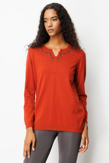 بلوزة نسائية برقبة دائرية مزينة بتطريزات زهرية