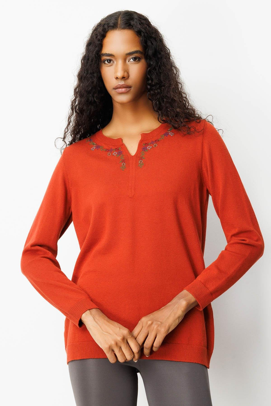 بلوزة نسائية برقبة دائرية مزينة بتطريزات زهرية