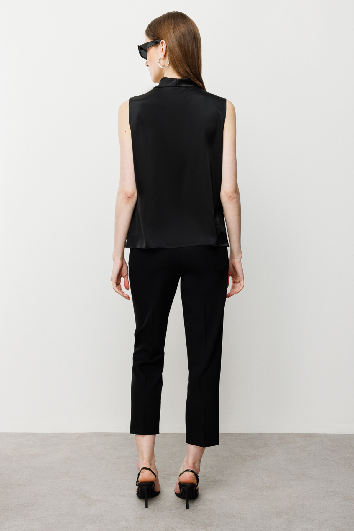 Ekol Kadın Kolsuz Oversize Minimalist Saten Bluz Translation missing: ar.content.product_image_secondary
