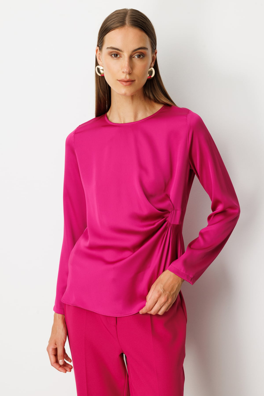 بلوزة إيكول ذات ياقة دائرية مكشكشة من الأمام