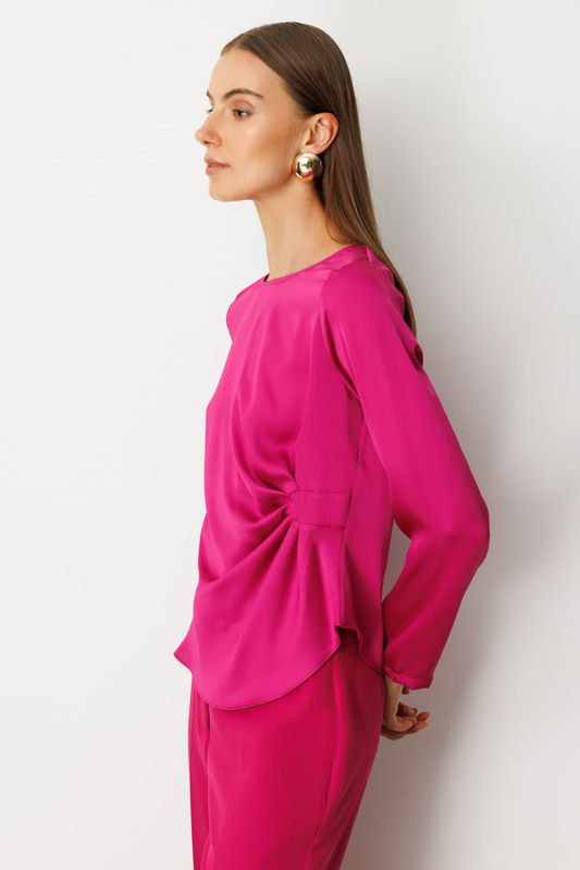 بلوزة إيكول ذات ياقة دائرية مكشكشة من الأمام