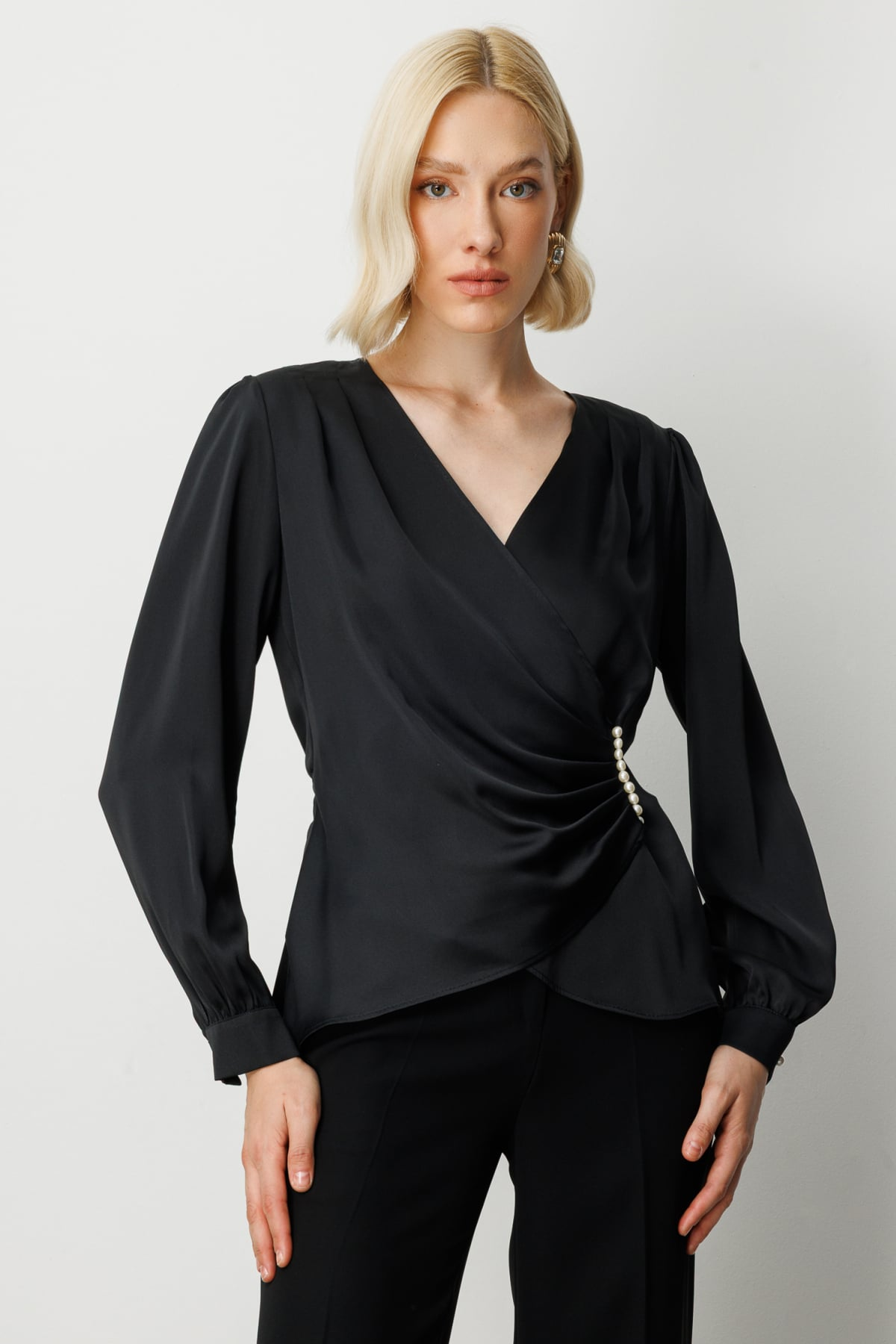 kol Kruvaze Yaka İnci Detaylı Bluz 26KEKL03009