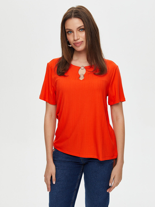 بلوزة محبوكة قصيرة الأكمام مزينة بحلقة معدنية على الياقة من تصميم فائق سونميز